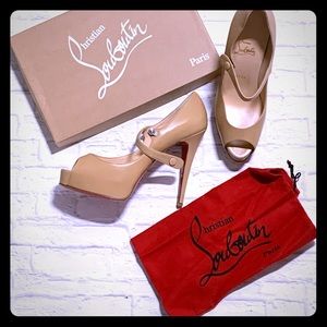 Nude heels very good condition. Classic beautiful